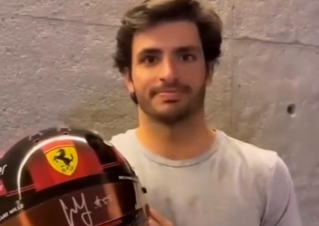 Carlos Sainz dona uno de sus cascos de Ferrari y Alcaraz su raqueta para M4RÍA, la Princesa Futbolera Guerrera