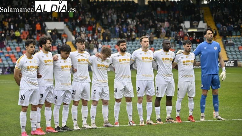 El Helmántico brinda su cariño a Amaro por sus 200 partidos en el Salamanca UDS y recuerda al Puma Chávez con un minuto de silencio