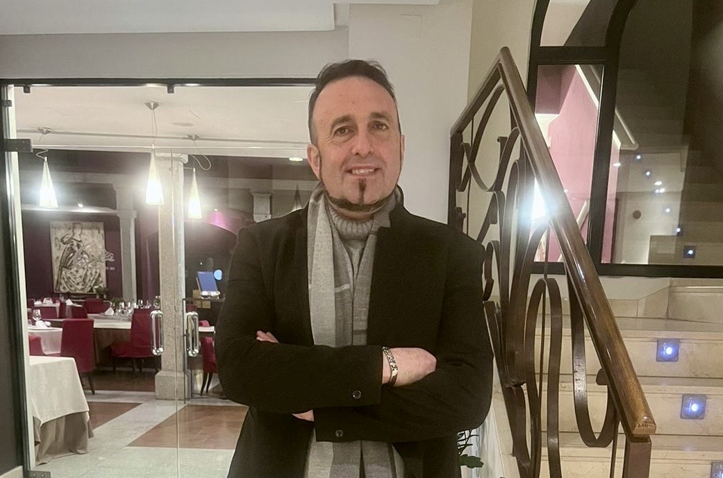 Teo Marcos y su coctelera soplan las velas de un nuevo cumpleaños