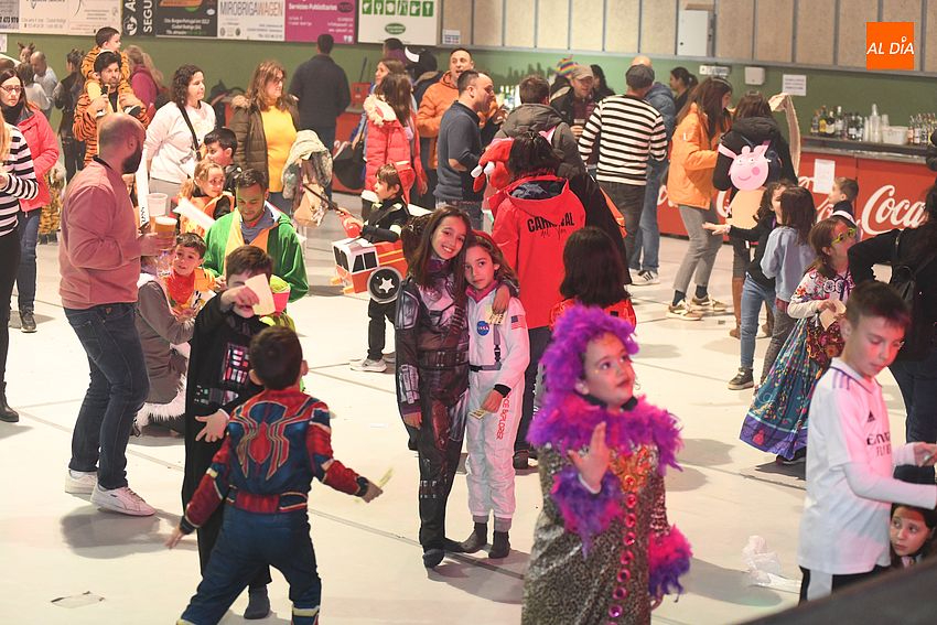 Los más pequeños disfrutan de su cita carnavalera en la pista de baile