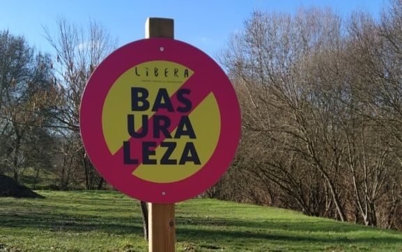 Instalada señalización contra la basura en el área recreativa de Las Playas 