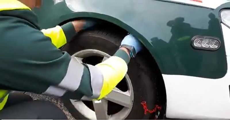 La Guardia Civil explica cómo colocar las cadenas correctamente en este vídeo