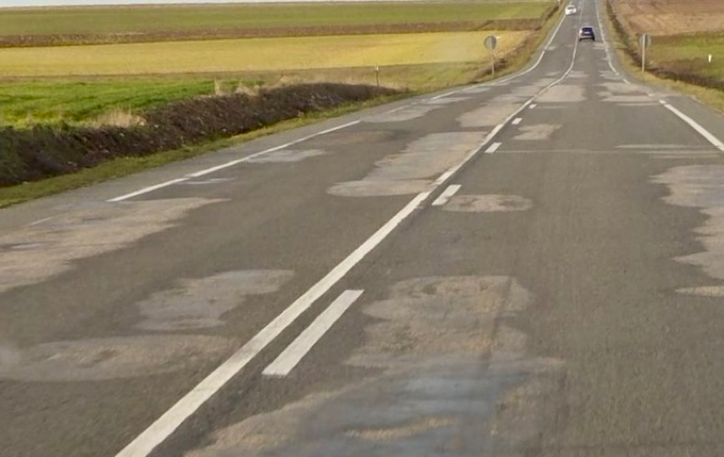 Exigen la renovación del firme en la carretera SA-105 entre Peñaranda y el límite de la provincia de Ávila