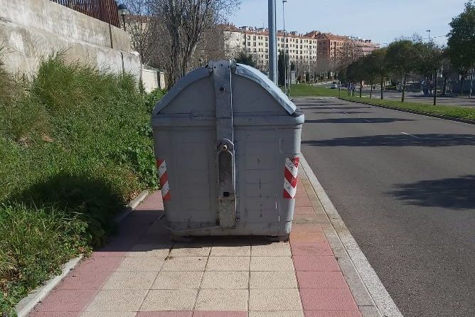 Quejas vecinales por un contenedor colocado en medio de una acera cerca del cementerio de Salamanca