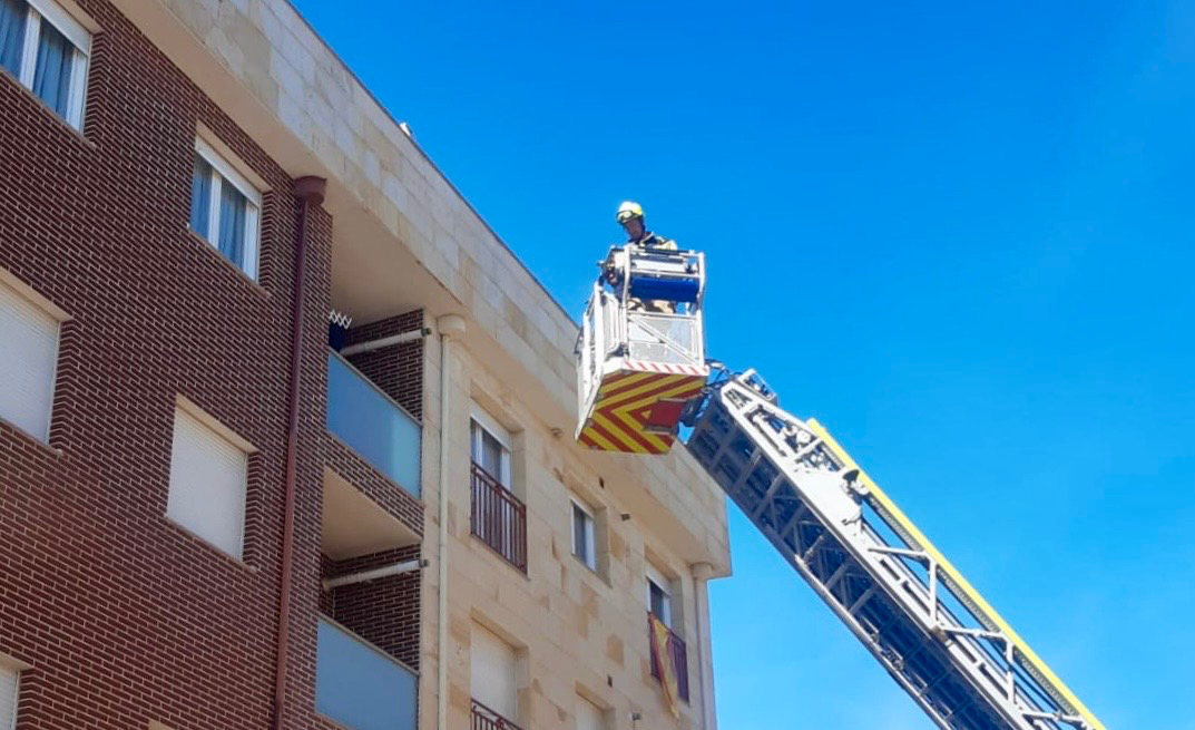 Gran operativo de emergencia para socorrer a una mujer accidentada en su domicilio