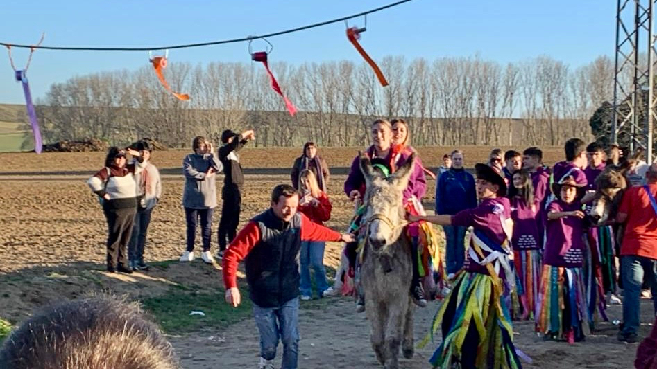 Diversión y en compañía de decenas de vecinos: Los Quintos de Cantalpino corren las cintas en una animada tarde 