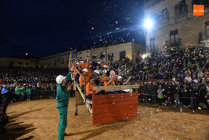 La Rebelión logra por fin tener un tablao en la Plaza en un desfile con nuevo guiño a los Bomberos