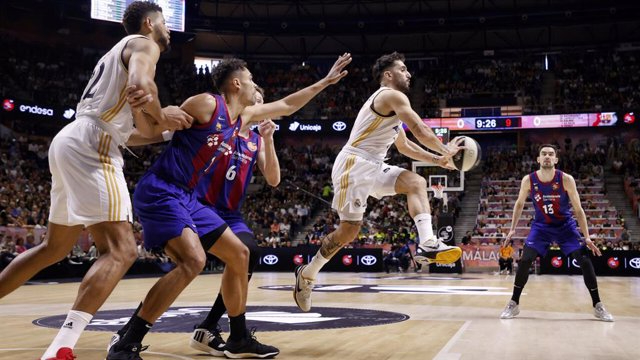 El Real Madrid frena al Barça y recupera la Copa en su idilio con Málaga (96-85)