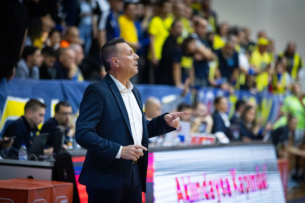 Nacho Martínez alienta a las masas del Perfumerías Avenida en Euroliga: Yo sigo creyendo en mi equipo y vamos a seguir intentándolo