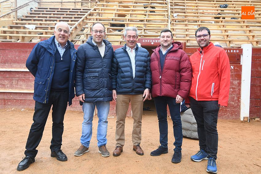 Los diputados Jesús Mari Ortiz y Santiago Castañeda disfrutan de la última jornada carnavalera