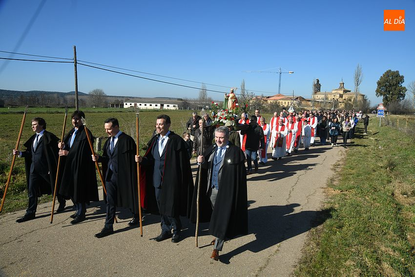 Masivo acompañamiento a San Blas en su salida anual hasta el Monasterio de La Caridad