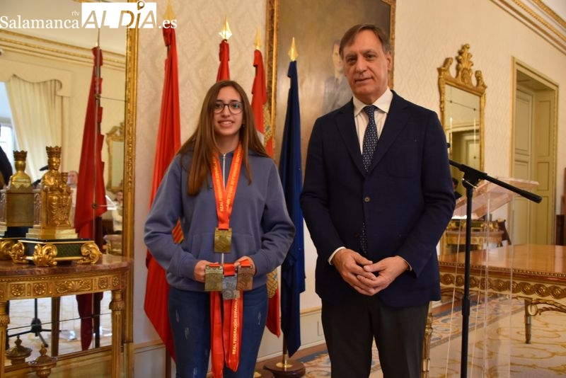 Homenaje en el Ayuntamiento a la campeona de España junior de Tiro Olímpico con pistola de aire comprimido 