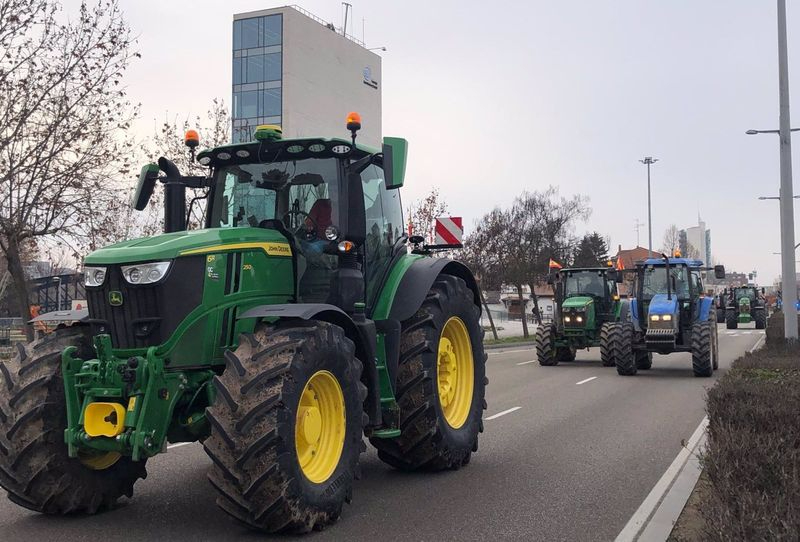 Cerca de 5.000 tractores toman Castilla y León y colapsan capitales