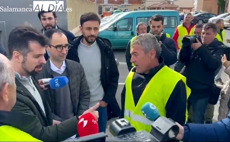 Agricultores y ganaderos interrumpen la visita de Tudanca en Peñaranda