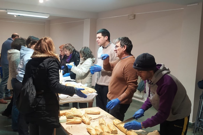 Más de 500 bocadillos entregados en la festiva Operación Bocata de Macotera