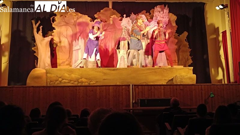 El fantástico mundo de las brujas llena de alegría y diversión el centro cultural de Lumbrales con la actuación de Mutis Teatro