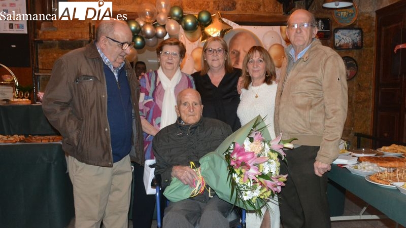 Ángel Herrero Barrientos recibe un emotivo homenaje al cumplir los 100 años de edad en Lumbrales
