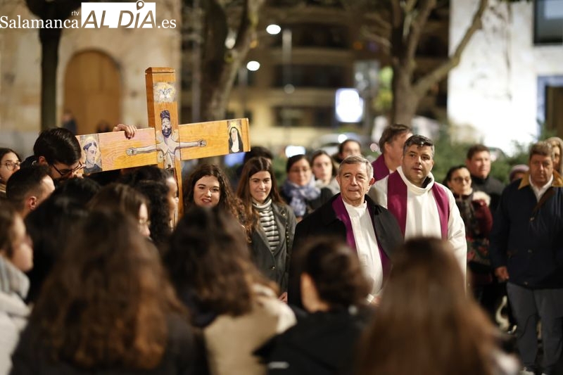 Emotivo vía crucis de los jóvenes de Salamanca