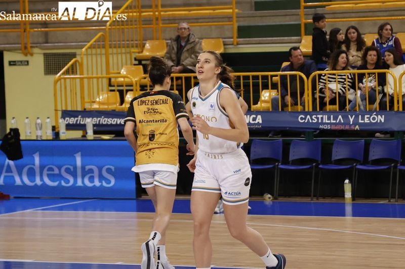 La Marea Azul del Perfumerías Avenida tampoco falla en Liga pese a la nieve y recibe con honores a la ex Chantel Horvat