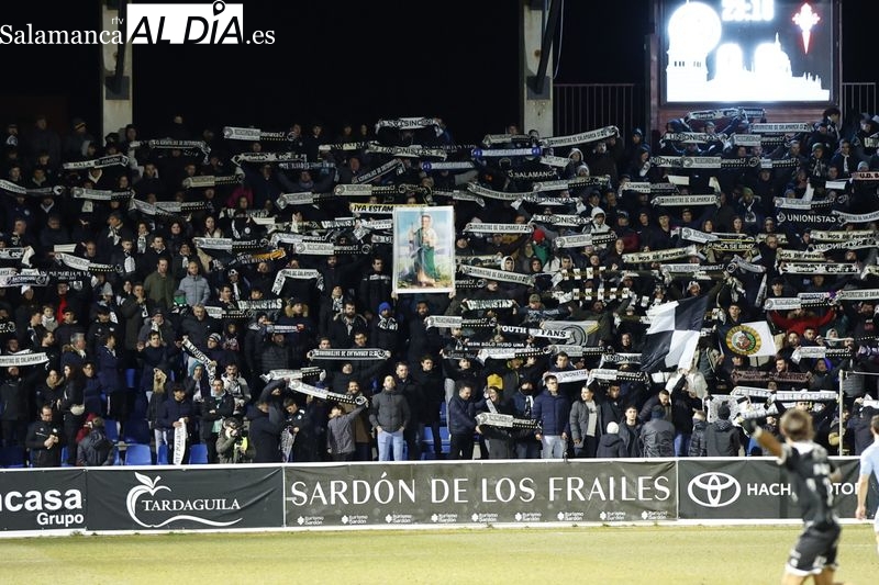 Los universitarios se animan a ir al Reina Sofía y combaten el frío apoyando a Unionistas