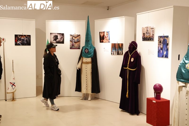Hábitos, enseres y fotografías de la Semana Santa de Salamanca se reúnen en una exposición