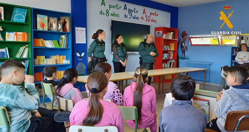 Las guardias civiles mujeres, referentes para los niños del CEIP Alfonso X El Sabio 