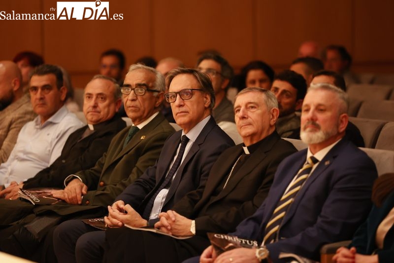 La revista ‘Christus’ se vuelca en la vivencias humanas de la Semana Santa de Salamanca