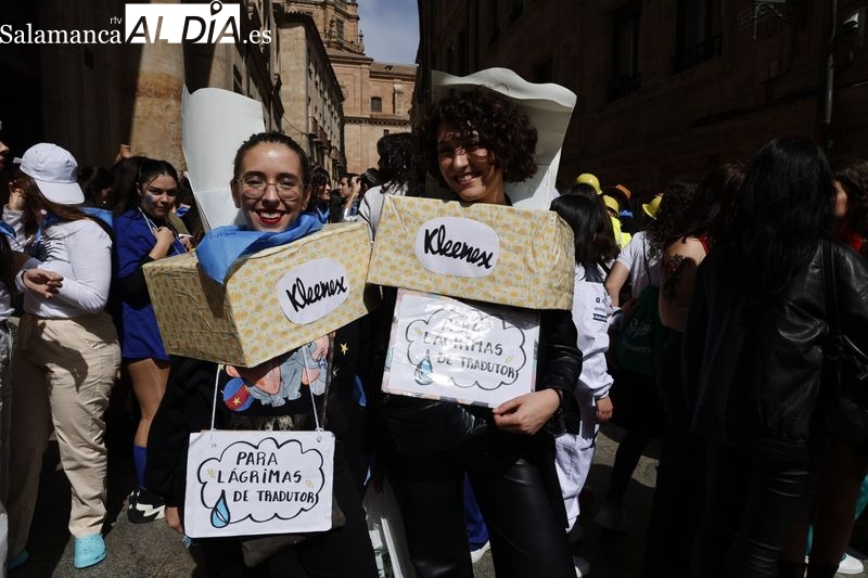 Disfraces y charanga para disfrutar de las fiestas de Traducción y Documentación