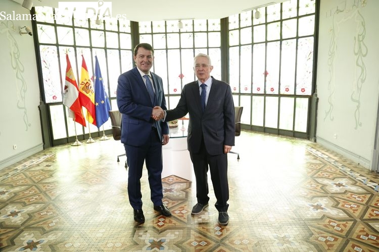 Mañueco se reúne con Álvaro Uribe, expresidente de Colombia, en la Casa Lis 