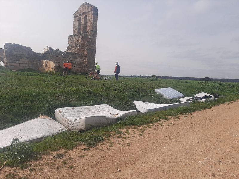 Basura en las inmediaciones de la ermita Otero de María Asensio en Calvarrasa de Arriba