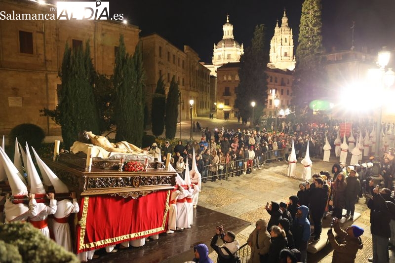 El Cristo de la Agonía Redentora y el Yacente desafían a la lluvia y desfilan por Salamanca