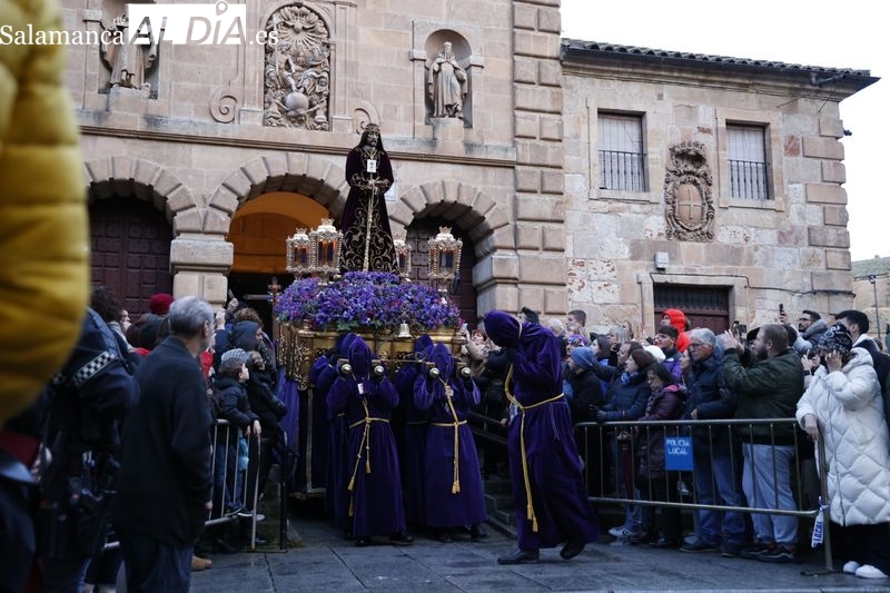 El Rescatado reta a la lluvia y sale a procesionar por Salamanca