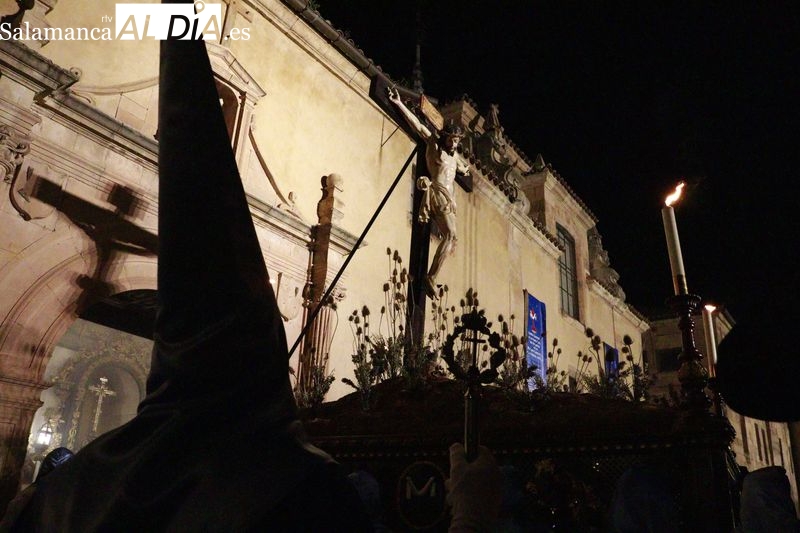 Austeridad y silencio en una emotiva procesión del Cristo de los Doctrinos en Salamanca