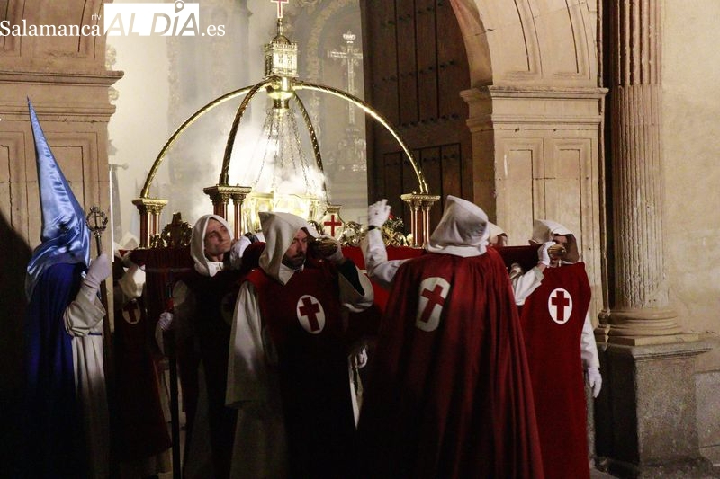 El incensario de la Cofradía de El Silencio recorre las calles de Salamanca capital
