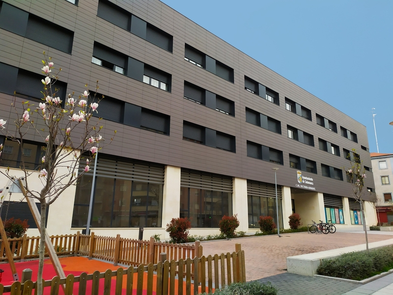 Una mesa informativa en el CMI Victoria Adrados para celebrar el Día Mundial de los Derechos de las Personas Consumidoras