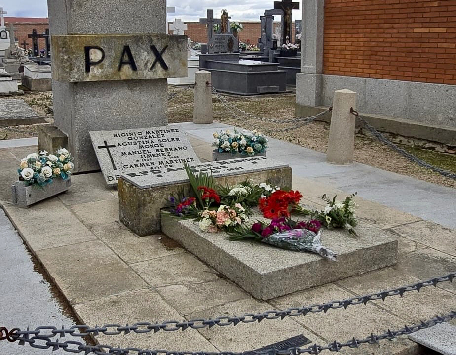 La tumba de Agustín Martínez Soler recibe una emotiva ofrenda floral de las cofradias peñarandinas