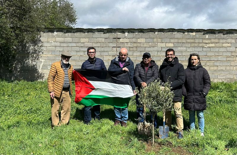 La Asociación Hispano Árabe de Salamanca planta un olivo en Miranda de Azán por la paz en Palestina