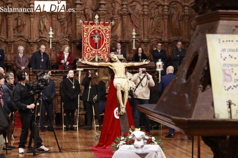 Mónica Velasco recita sus poemas ante el Cristo de la Agonía Redentora