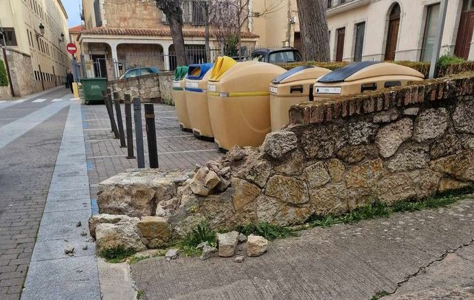 Un camión de la basura derriba uno de los extremos del muro del Campo del Pozo