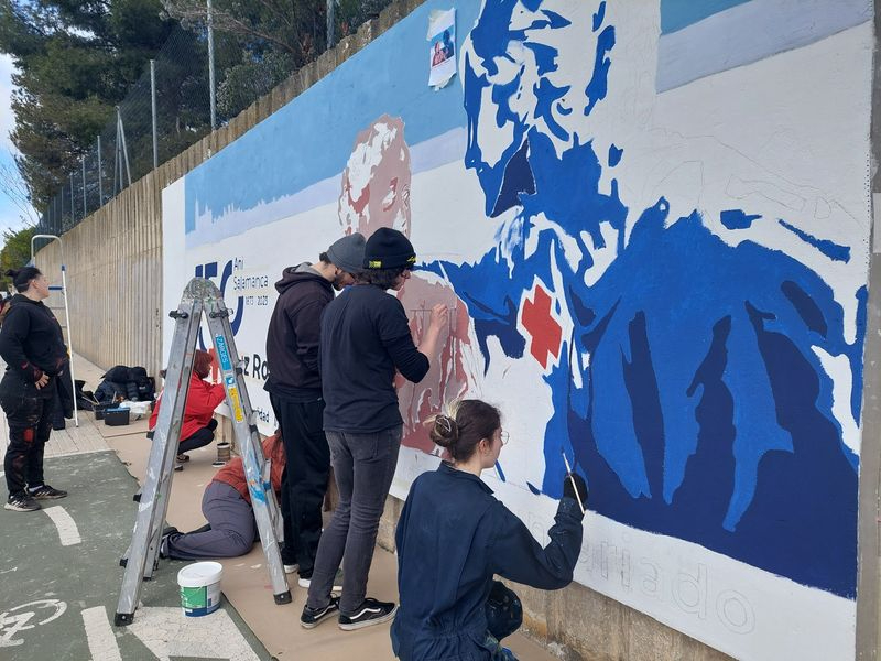 Estudiantes de BBAA pintan un mural dedicado el voluntariado de Cruz Roja 