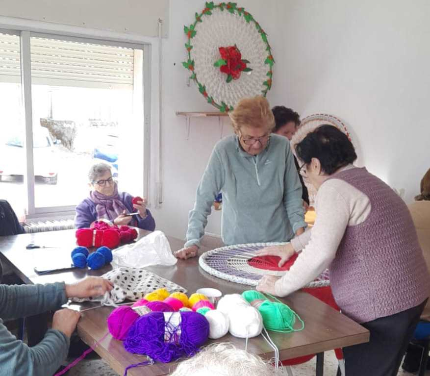 Navasfrías pone en marcha un taller de elaboración de elementos decorativos