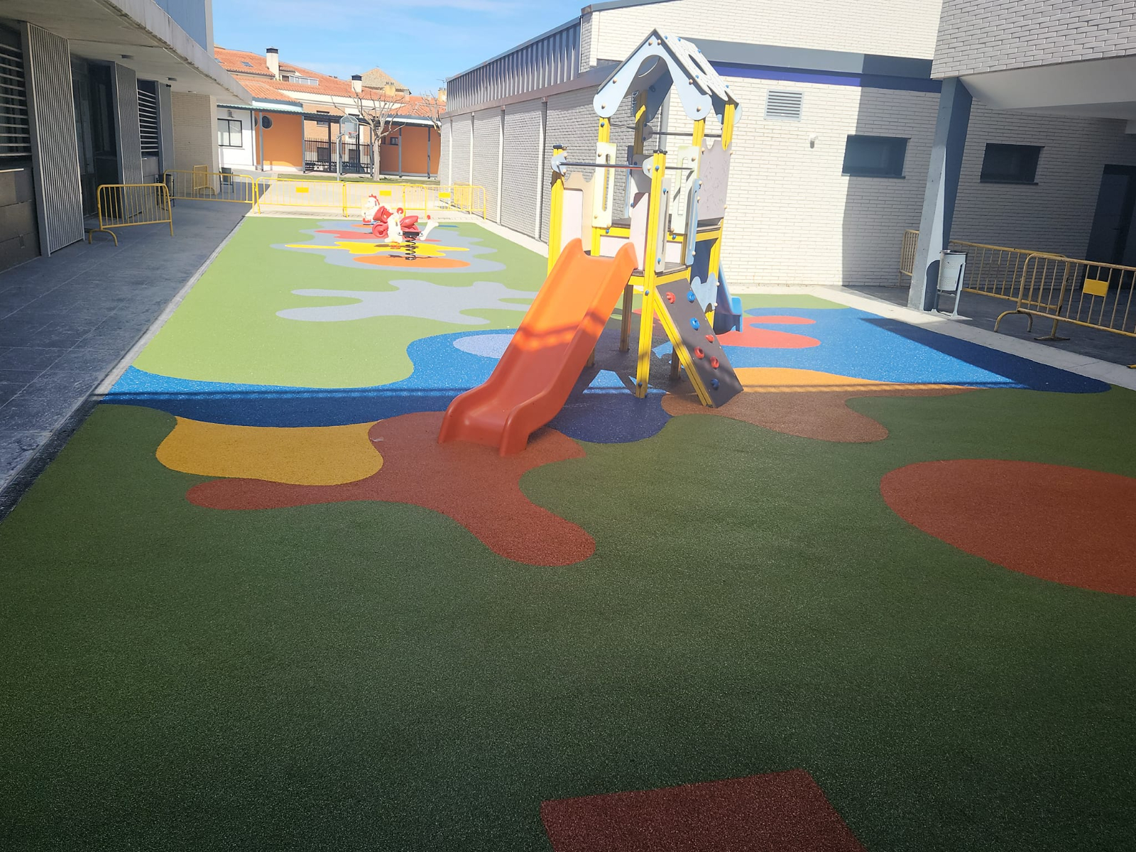 El CRA María Moliner de Castellanos de Moriscos estrena zona de juegos infantiles