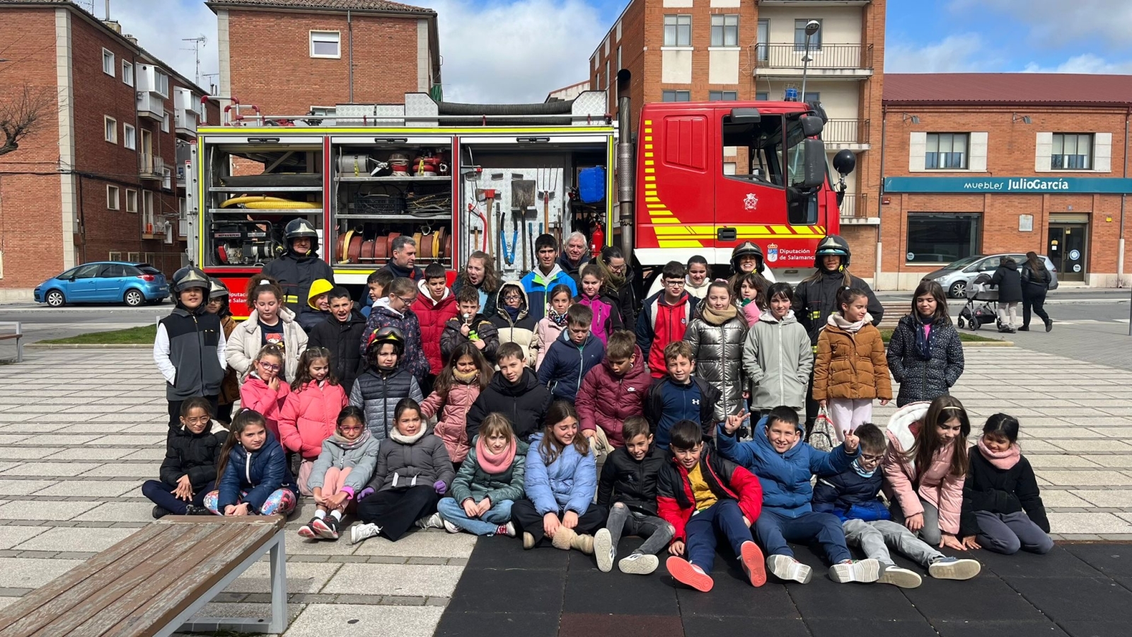 Los escolares del colegio Miguel de Unamuno se convierten en pequeños bomberos peñarandinos