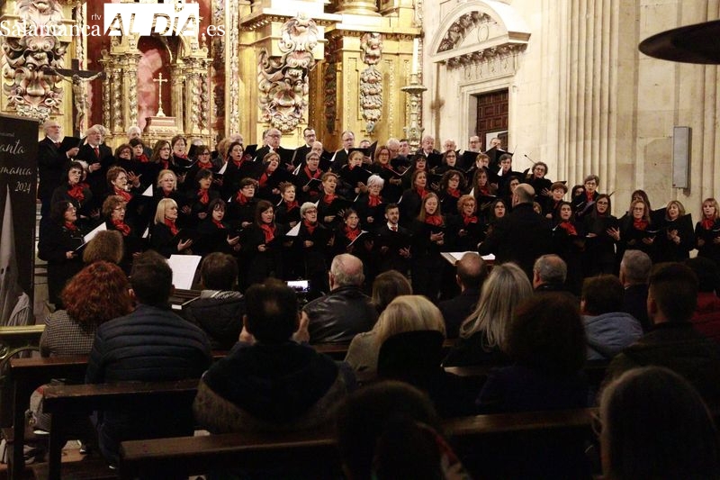 El Coro Santa Cecilia y el Coro de Cámara de la Escuela Municipal de Música de Salamanca emocionan en la Clerecía