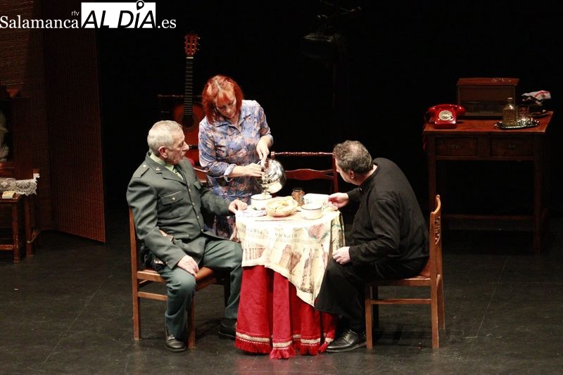 Gran éxito de risas y público con la obra Aquí va a pasar algo gordo de la compañía salmantina Komo Teatro