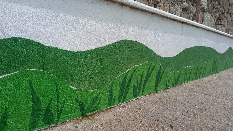 El curioso bosque verde que emerge de los postes de teléfono de este pueblo salmantino