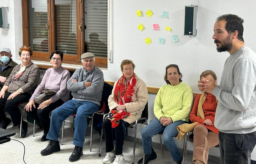 Los mayores de Cáritas conocen los proyectos de Astróbriga