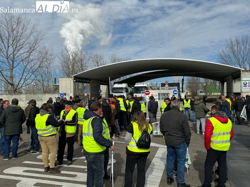 Protestas de agricultores salmantinos a la puerta de la planta de Bioetanol, en Babilafuente