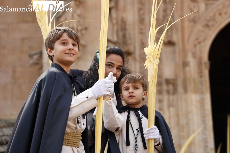Emocionante salida de la Borriquilla por la Puerta de Ramos