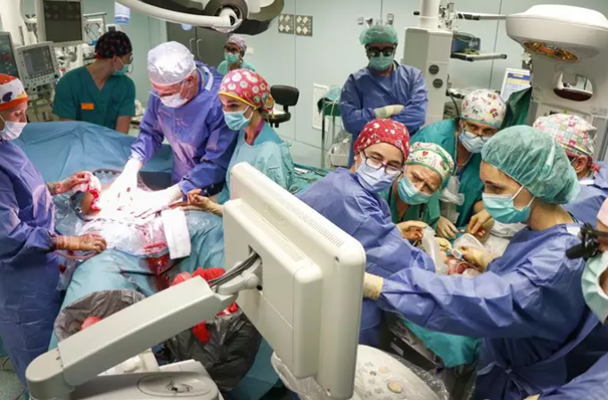 Intervienen con éxito un tumor en una bebé que todavía estaba en periodo de gestación